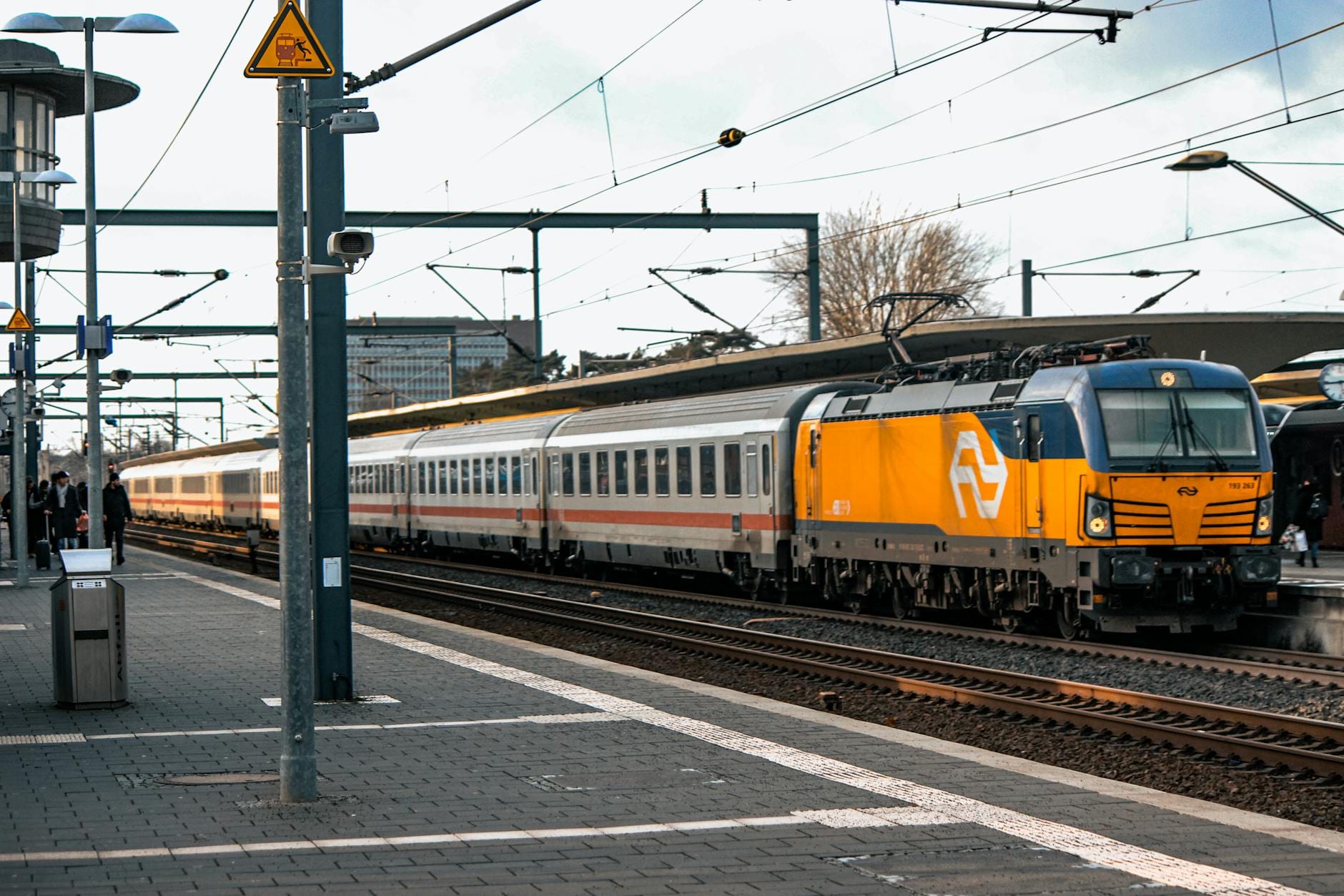 Nowoczesna lokomotywa na dworcu kolejowym w Wolfsburgu