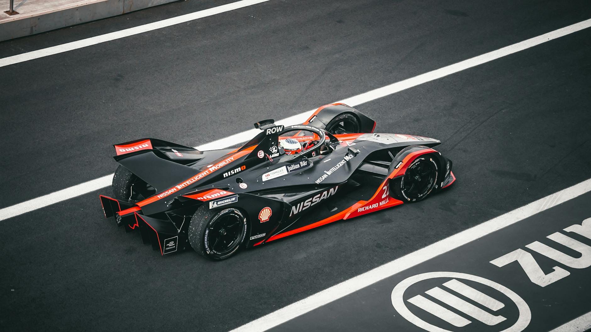 Elektryczny bolid Formula E na torze w Meksyku podczas wyścigu dzienną porą