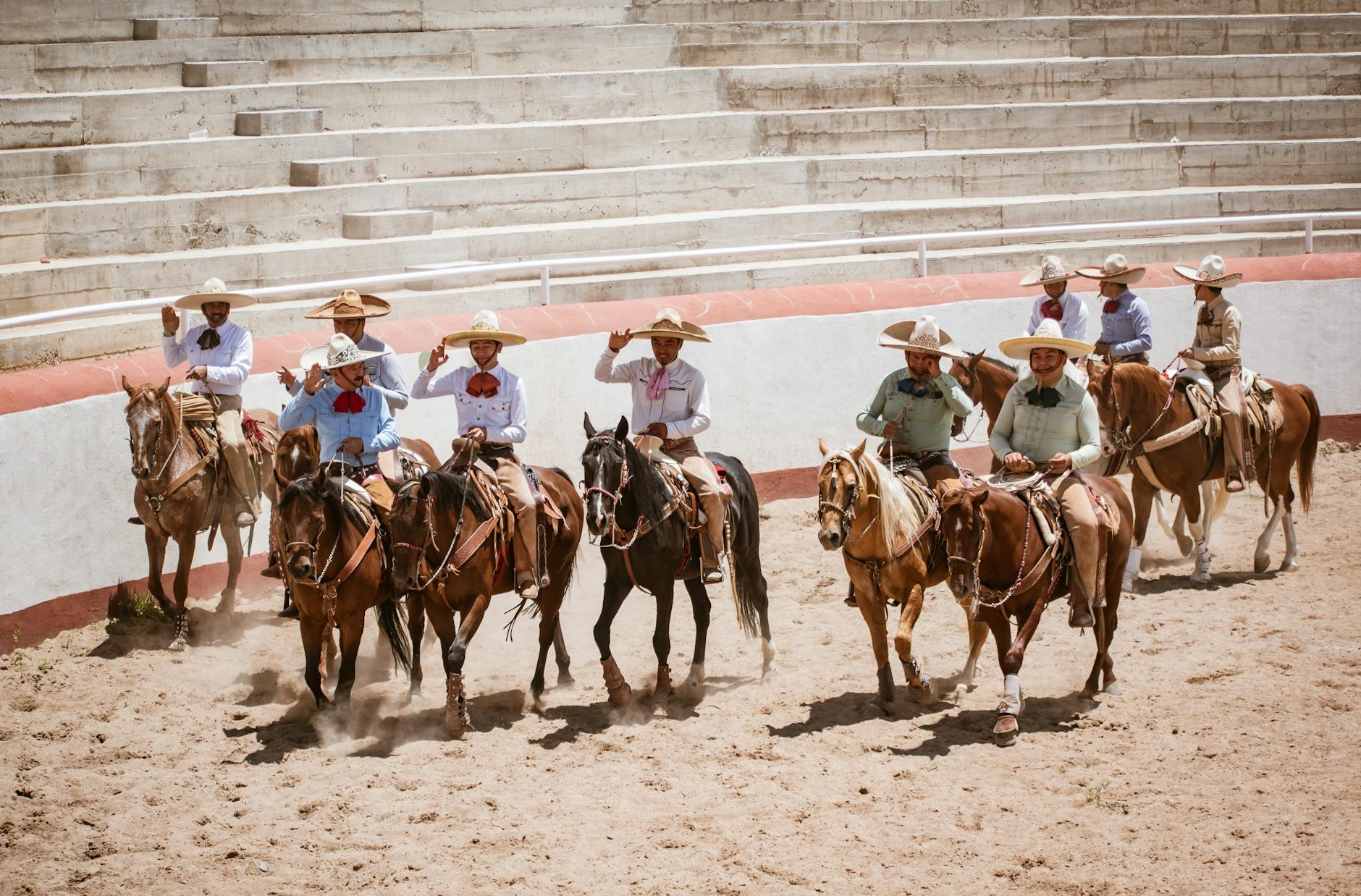 Grupa meksykańskich jeźdźców w tradycyjnych strojach jedzie w szyku