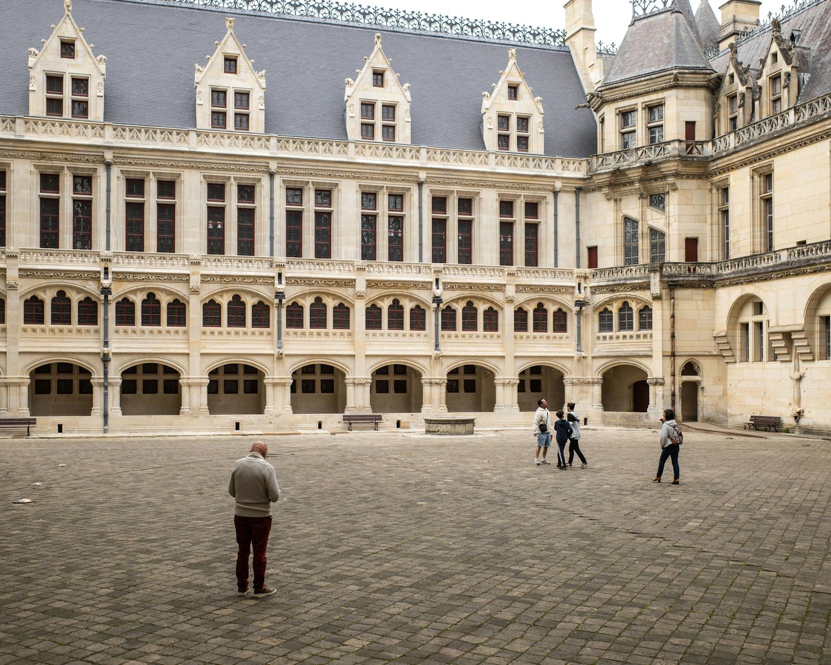 Turyści na dziedzińcu zamku Château de Pierrefonds we Francji