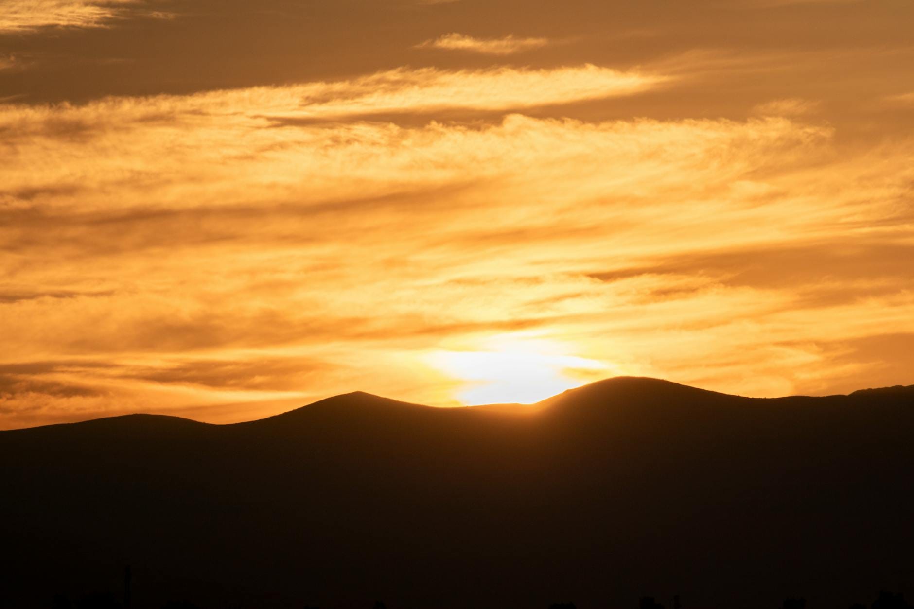 Złoty zachód słońca nad zarysowanymi wzgórzami Wysoczyzny Elbląskiej