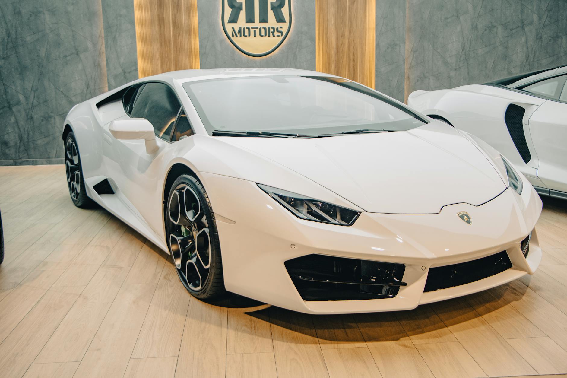 Białe Lamborghini w luksusowym salonie samochodów premium
